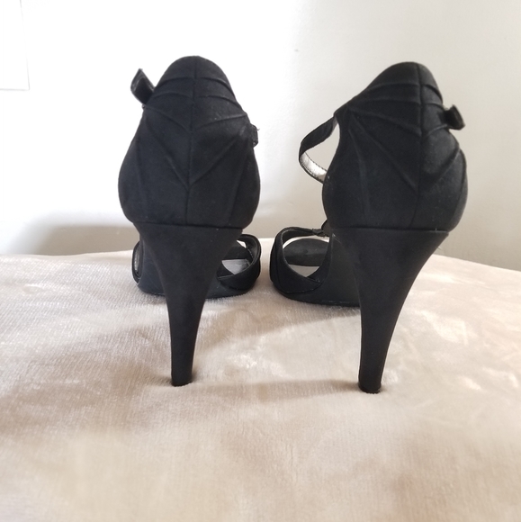 Kelly & Katie Suede Black Heels. - Picture 6 of 8